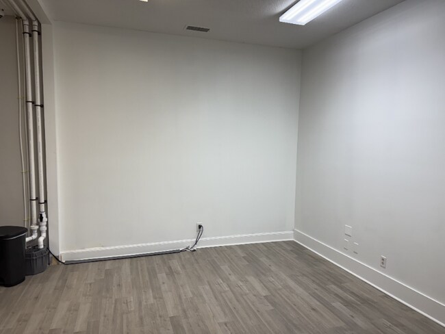 Building Photo - 2530 W Roosevelt Blvd
