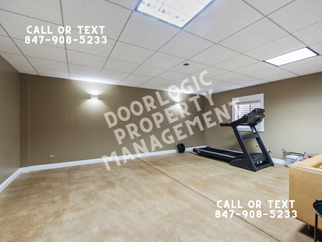 Building Photo - 735 W 8th St