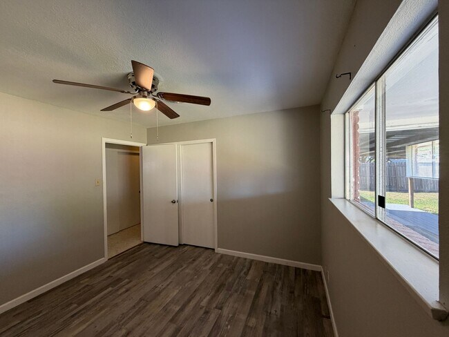 Building Photo - 749 Burkshire Dr