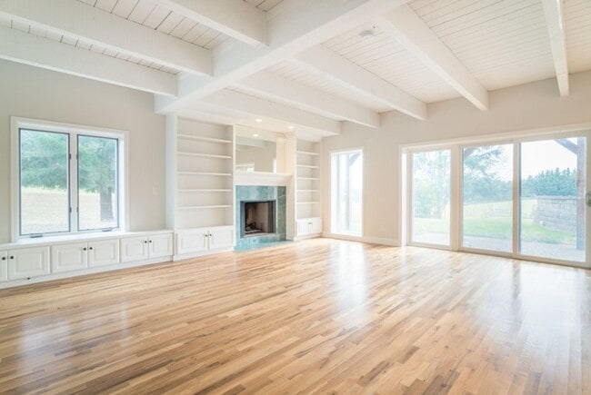 Building Photo - Escape to the Country, Spacious Contemporary in Wilsonville with Shop