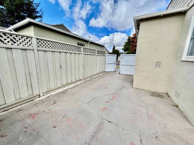 Building Photo - Remodeled 3Bed/2Bath Home in San Leandro –...