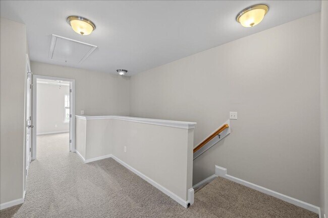 Building Photo - Well Maintained Three Bedroom Home!