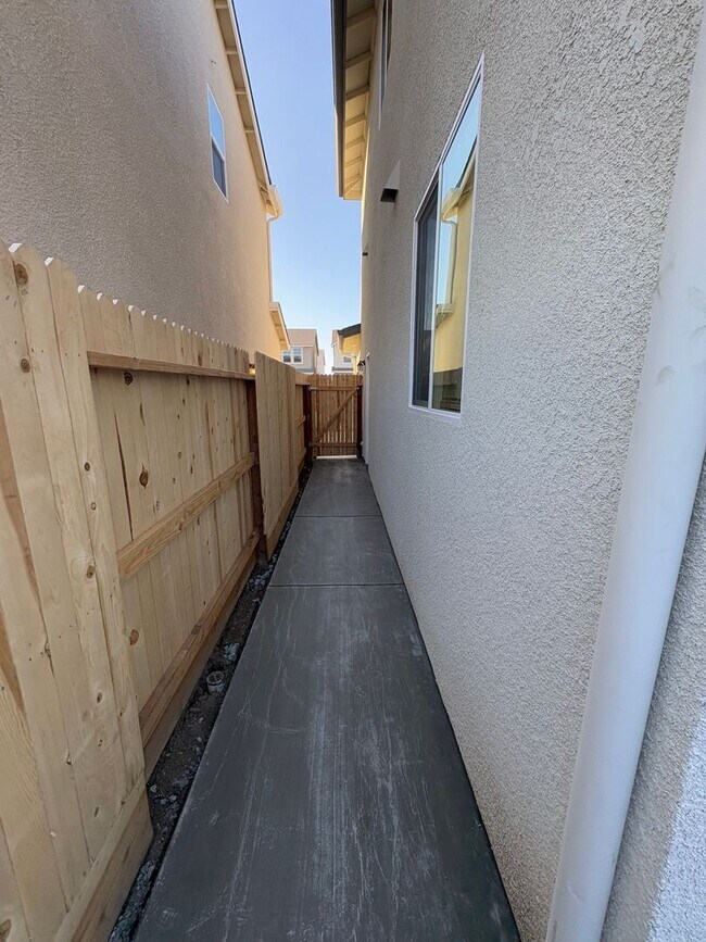 Building Photo - Newly built Woodside home located in Huckl...