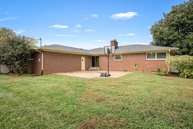 Building Photo - 902 Whitehall Rd