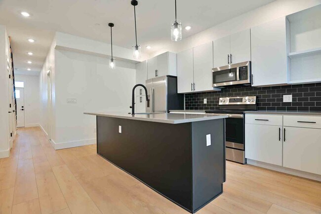 Building Photo - 2641 4th St NE