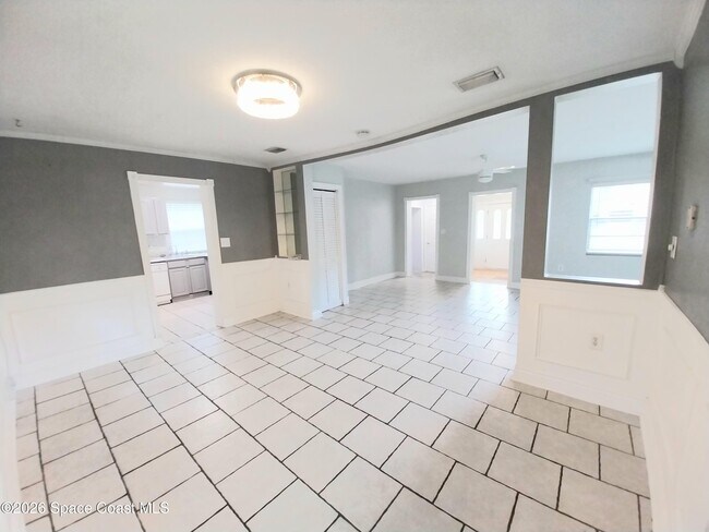 Building Photo - 1390 S Park Ave