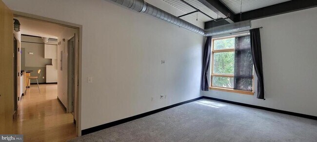 Building Photo - 75 Maple St