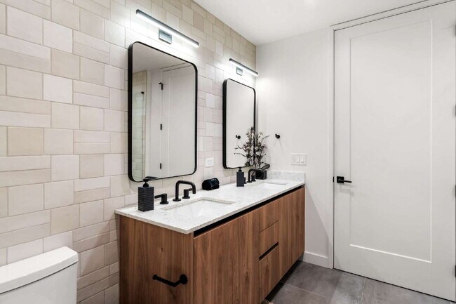 Building Photo - Luxury Condo with Skyline Views
