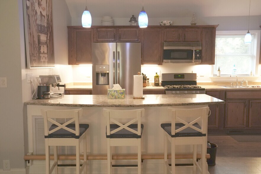 Kitchen - 1033 Woodside Ave