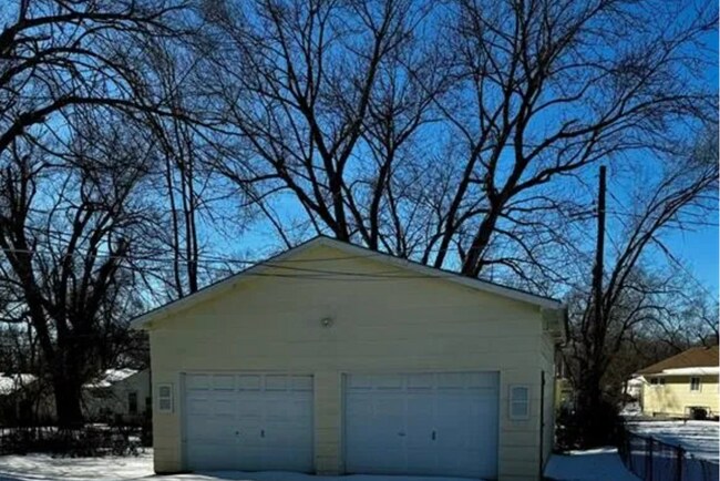 Building Photo - Ranch with Garage + huge workshop!
