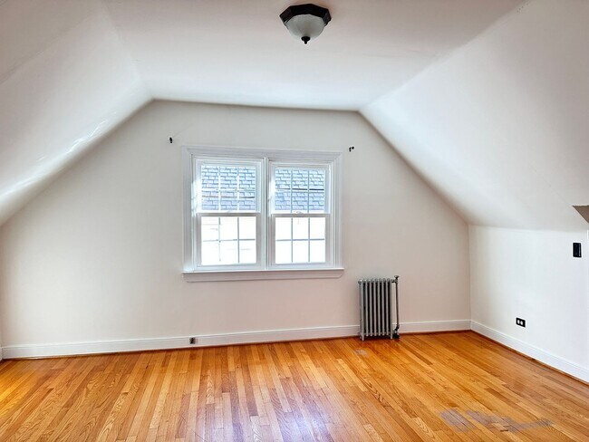 Building Photo - 122 Summit St