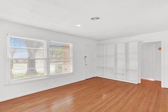 Building Photo - Convenient Living in Dallas – 3BR/2BA Home...