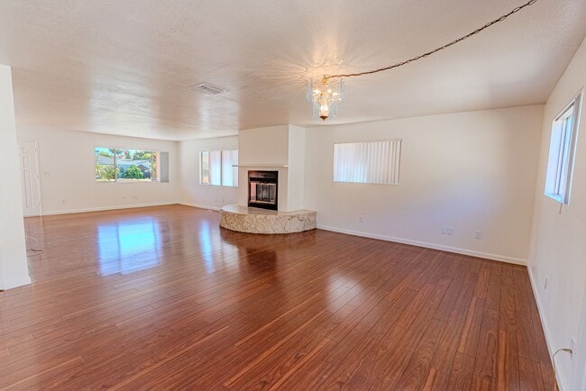 Building Photo - 4 Bedroom 3 bath house with 2 Car Garage
