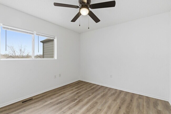 Building Photo - 1447 E Oakwood Ln
