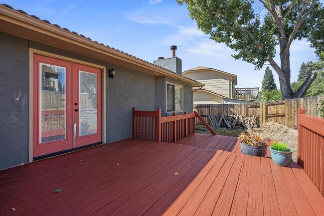 Building Photo - "Spacious 5-Bedroom Haven with 3 Full Bath...