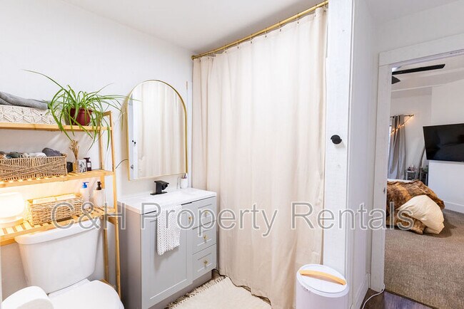 Building Photo - 631 Miles Ave