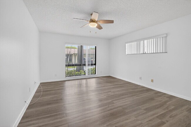 Building Photo - "Spacious 2-Bed, 2-Bath Boynton Beach Gem with Modern Granite Elegance – 1400 Sq Ft!"