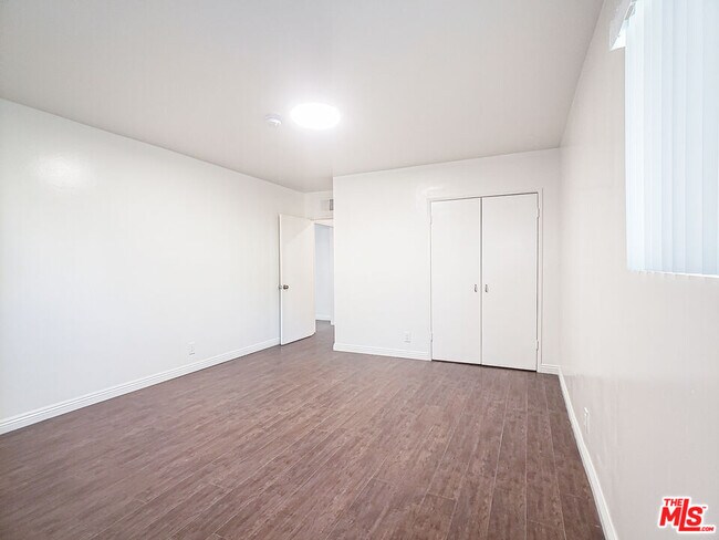 Building Photo - 453 N Kingsley Dr