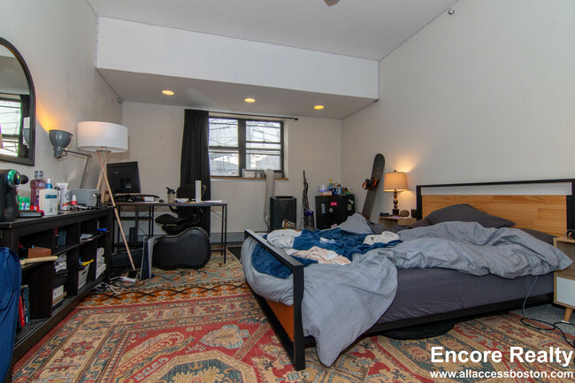 Building Photo - 448 Park Dr