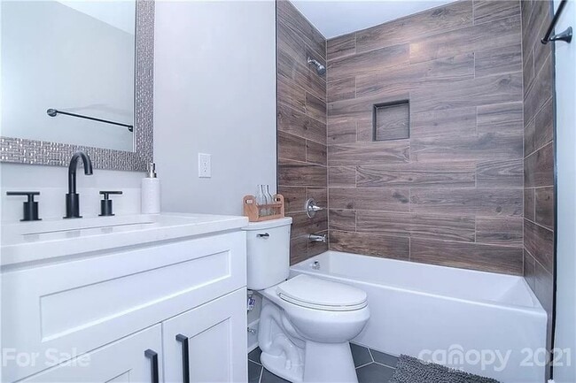 Building Photo - Remodeled 3 bed, 2 bath home in Plaza-Shamrock!