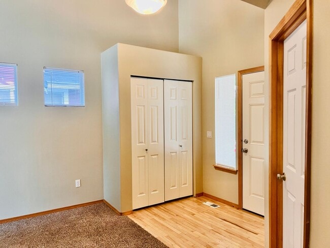 Building Photo - Enormous 4 Bed 2.5Bath + Bonus Room Great Lacey Neighborhood