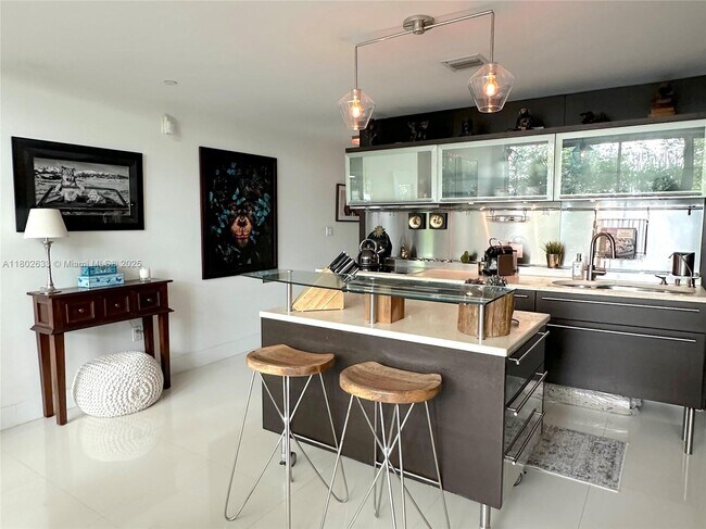 Building Photo - 6000 Collins Ave