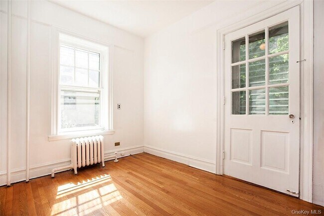 Building Photo - 568 W 261st St