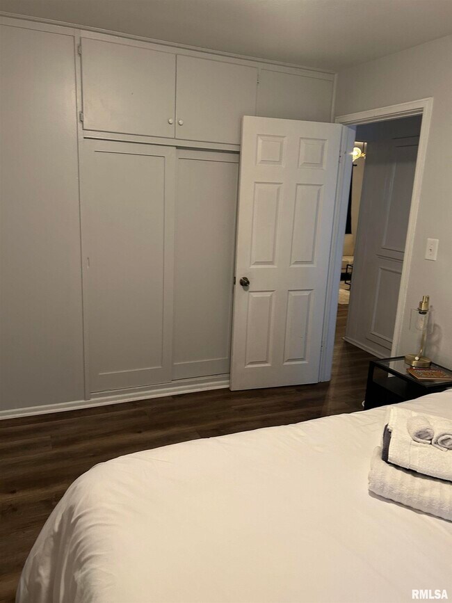 Building Photo - 5106 N Glen Elm Dr