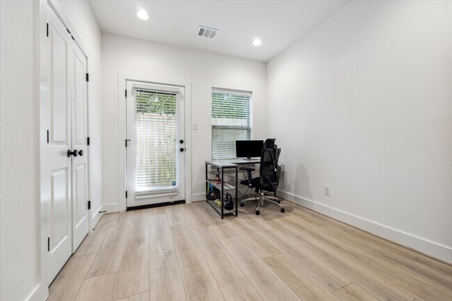 Building Photo - 820 Curtin St