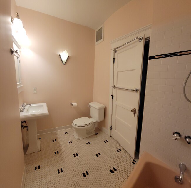 main RR - 525 W 14th Ave