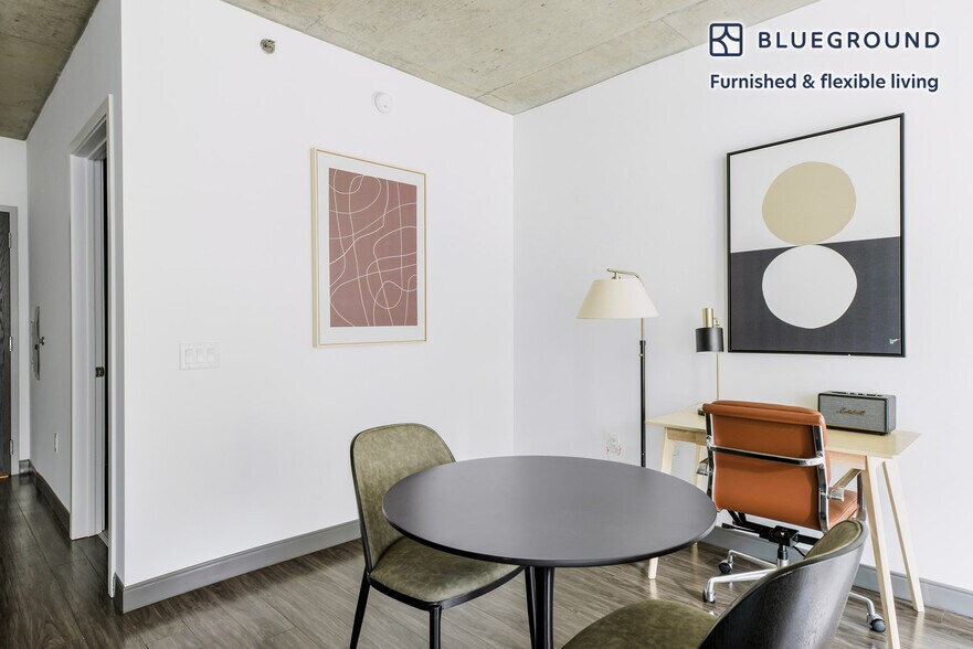 Building Photo - 215 W Lake St