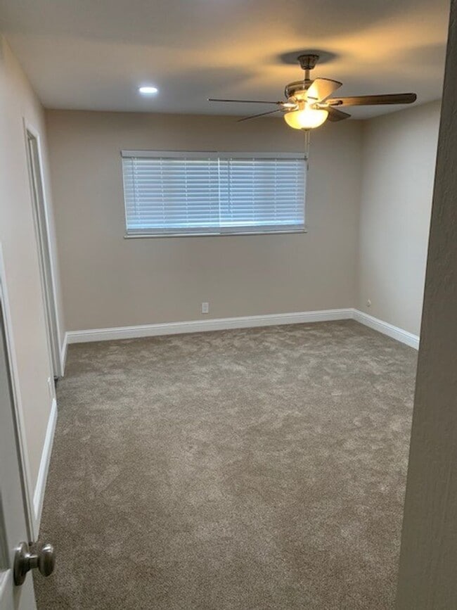 Building Photo - 3 Bedroom 2 Bath Home