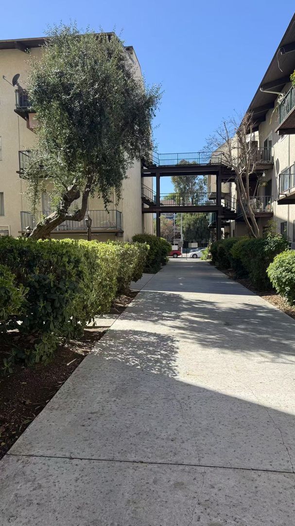 Building Photo - Encino 2 beds 2 baths Apt for lease