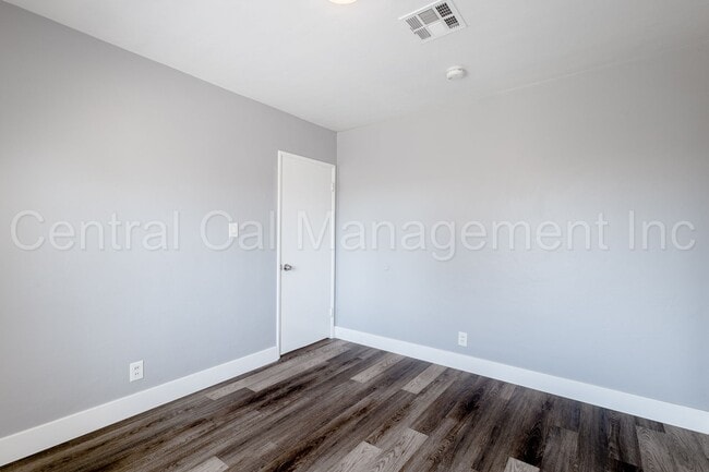 Building Photo - 3 Bedroom/1 Bath Home - $1895 Per Month! M...