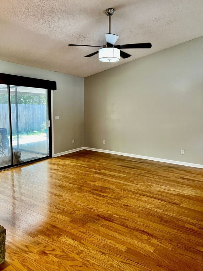 Building Photo - 3/2 with fenced in yard!