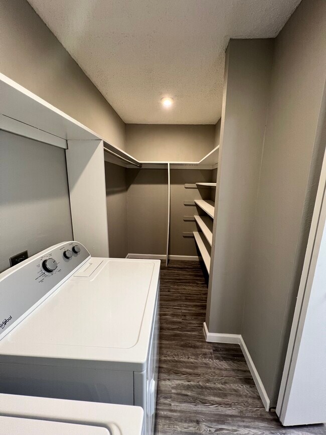 Building Photo - 813 Red Bird Ln