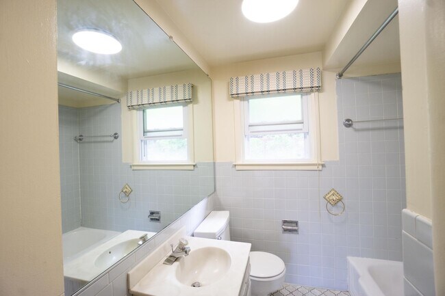 Building Photo - Houston 123-125