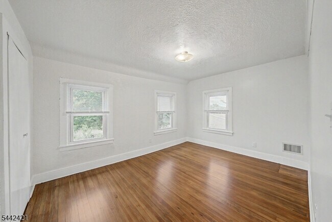 Building Photo - 242 W Hanover Ave