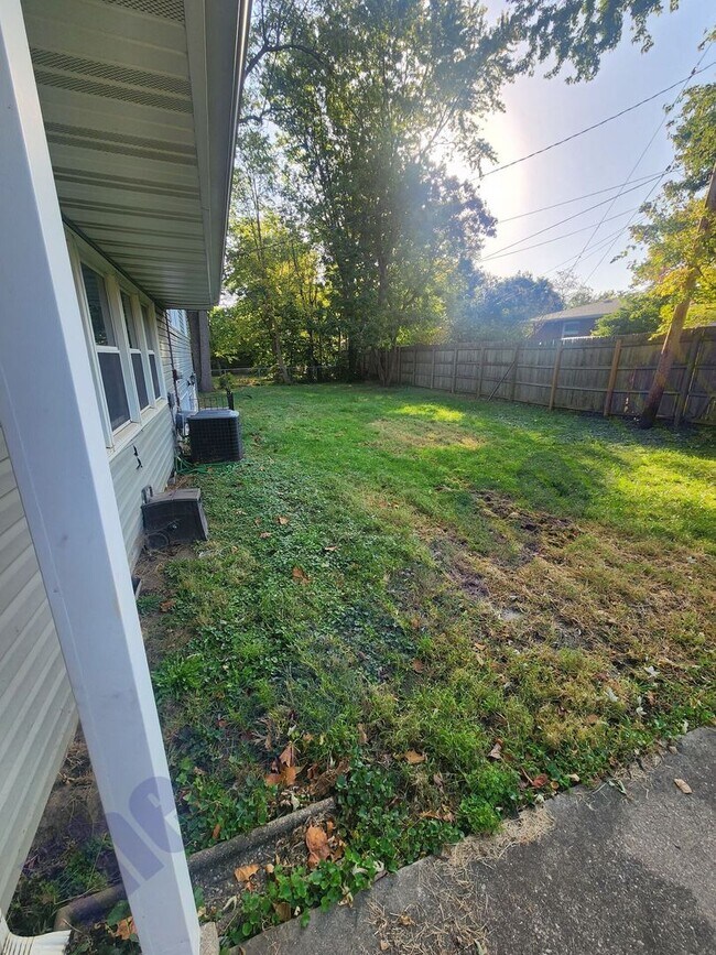 Building Photo - 4 Bedroom 2 bath House Available August 1st!