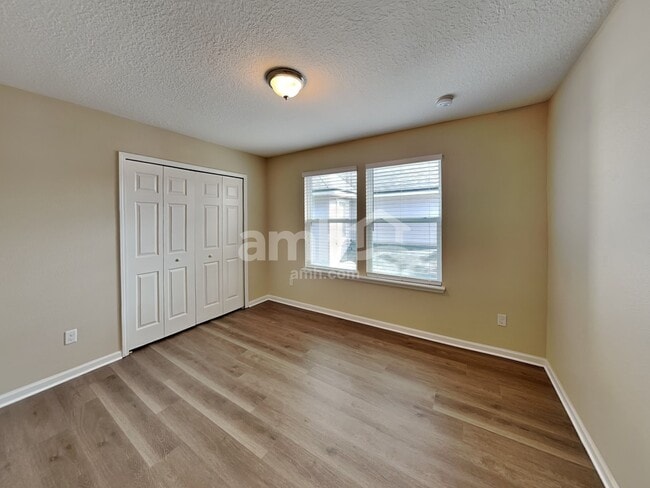 Building Photo - 332 Silver Glen Ave