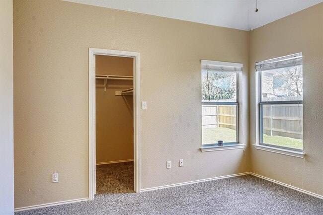 Building Photo - 2858 Southampton Way