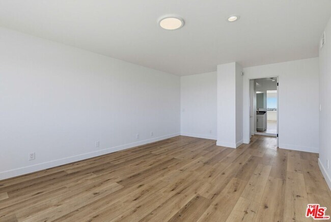 Building Photo - 435 N Oakhurst Dr