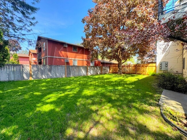 Building Photo - Ideally Located South Hill Unit