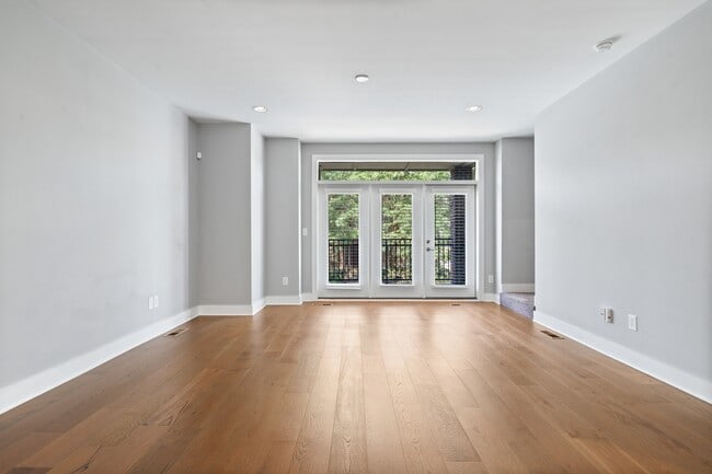 Building Photo - 1009 N Park Ave