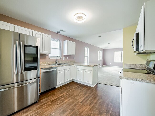 Building Photo - Lake Living at Its Finest in Keego Harbor!