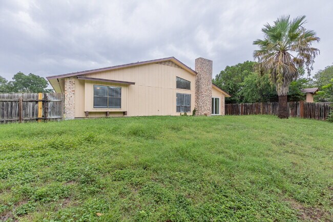 Building Photo - 5814 Pineway St