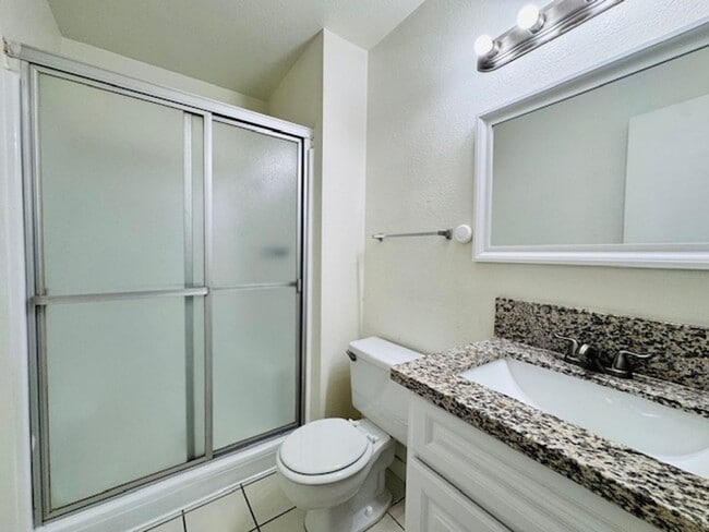 Building Photo - Remodeled and Spacious 4+2