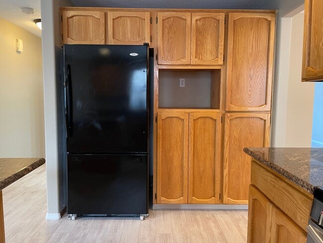 Building Photo - Spacious 5 Bedroom Home! Granite Counters! Pet friendly! Tons of Room for Entertaining!