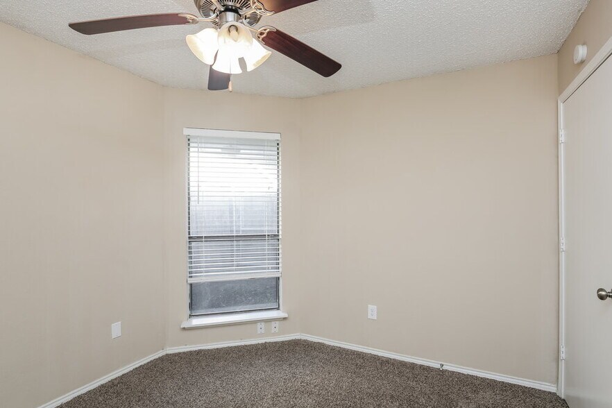 Building Photo - 406 Kalmia Dr