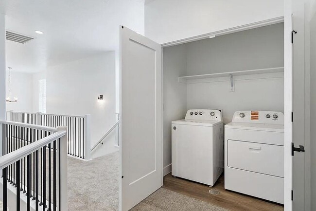 Building Photo - 1061 W Albertine Ln